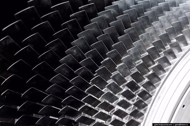 Các cánh tuabin của máy nén trong buồng đốt. Bộ phận này là nơi quyết định sức mạnh của động cơ.