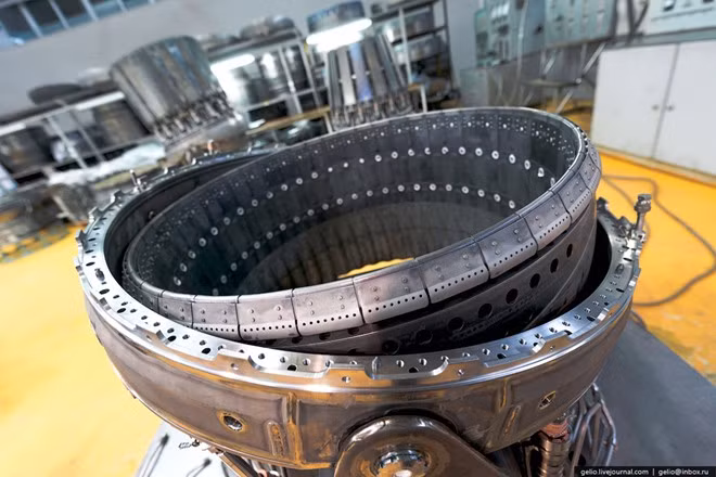 Phần ống xả có các khớp nối để điều chỉnh luồng phụt theo các hướng khác nhau. 117S là loại động cơ kiểm soát vector lực đẩy 3D mang lại khả năng cơ động rất cao.