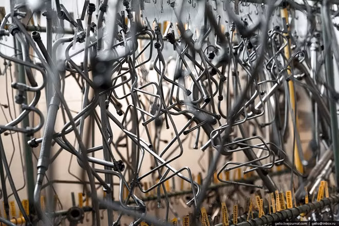 Các ống dẫn nhiên liệu - mạch máu của động cơ.