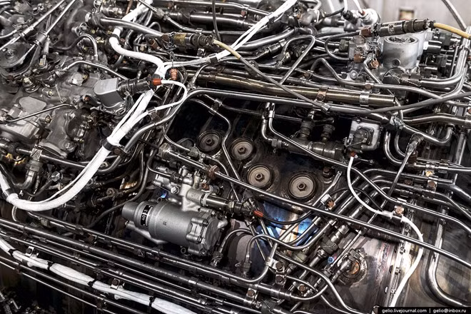 Các ống dẫn nhiên liệu cho động cơ được xếp dày đặc.