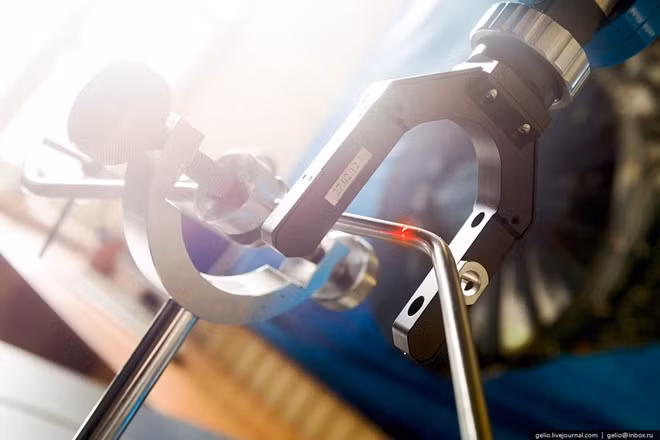 Một thiết bị được dùng để kiểm tra khuyết tật trên ống dẫn nhiên liệu. Người ta chế tạo ống bằng titan kết hợp với thép không gỉ.