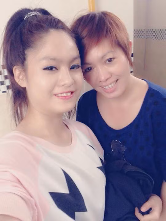  Biết được tấm lòng của rất nhiều bè bạn, Quỳnh Hương đã rất cảm động và cô chia sẻ nghẹn ngào: "Em không biết nói gì hơn. Em chỉ muốn khóc thôi! Em cảm ơn tất cả mọi người! Thực sự em đang đau lắm nhưng em thấy vui khi mọi người làm nhiều việc cho em... để em có động lực bước vào ca mổ thứ 2". 