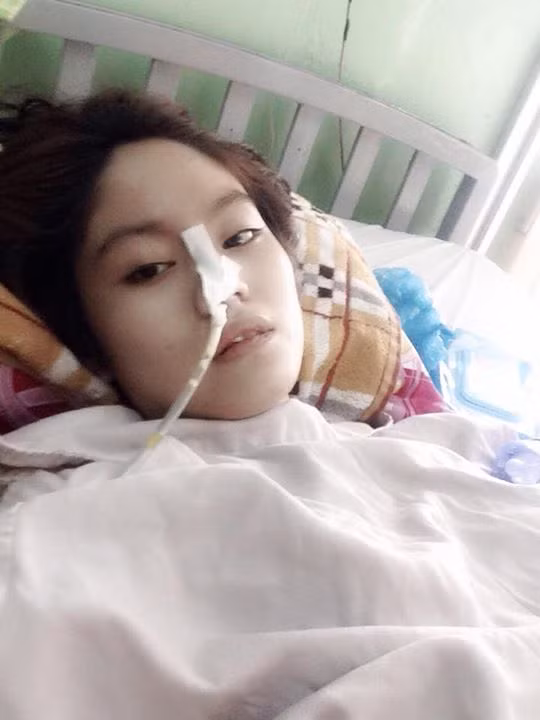  Quỳnh Hương đang vật lộn với căn bệnh ung thư đại tràng giai đoạn cuối. Cô gái trẻ đang được điều trị tại bệnh viện 175, khoa bụng, phòng hậu phẫu, quận Gò Vấp, TP HCM.