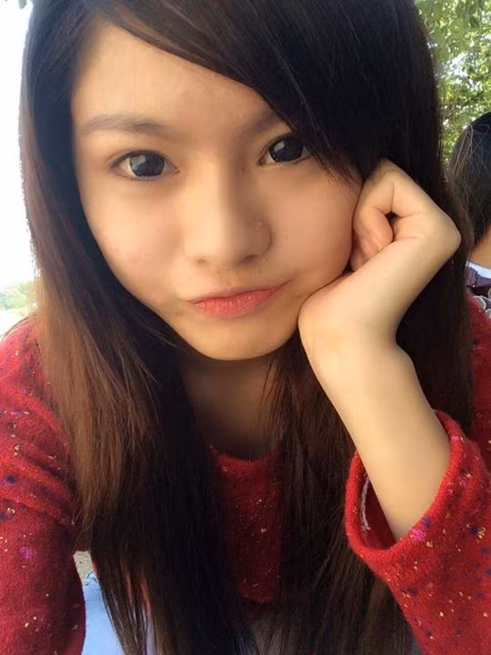  Trên trang cá nhân, cô gái trẻ vẫn đang cố gắng tỏ ra lạc quan. Cô thể hiện sự thân thiết, yêu quý và thương ba mẹ, đồng thời luôn bộc lộ sự cảm kích của bản thân với mọi hành động, ý nghĩ tốt lành của bạn bè, người thân dành cho cô.