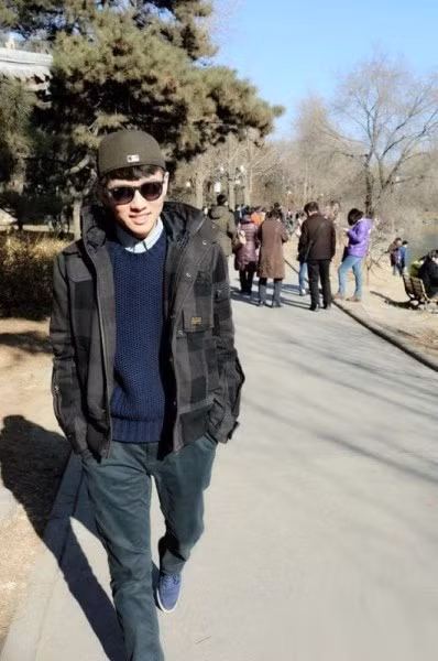  Thầy giáo hot boy có sở thích đi du lịch. Trên đường du lịch, hình ảnh Hoàng Hải Bân đẹp trai, đậm chất bụi phủi được các fan nữ truyền tay nhau ngắm nghía.