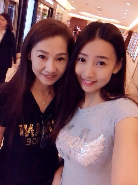 Brandy Akiko chụp ảnh cùng mẹ. Dù đã thuộc thế hệ U50 nhưng bà mẹ vẫn có gương mặt trắng trẻo, làn da mịn màng và nhiều đường nét sang trọng, quyến rũ.