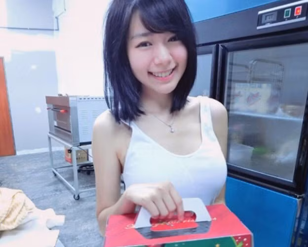  Thừa hưởng gene của mẹ và chị gái, Ming Chen xinh như mộng và luôn biết dùng sắc đẹp để trở nên nổi bật mọi lúc, mọi nơi. 