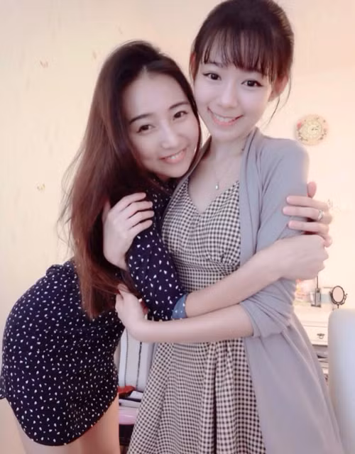 Em gái của Brandy Akiko là Ming Chen - hot girl gây nên một cơn sốt mạng cực lớn thời gian gần đây khi được phong danh "cô gái hoàn mỹ nhất Malaysia". 