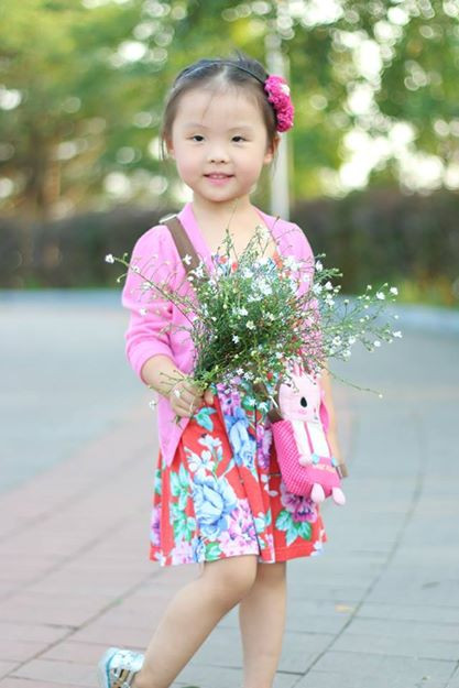 Bé gái đáng yêu trong đoạn clip gây sốt này tên Jang Yun Seo, năm nay 4 tuổi, có mẹ là người Việt Nam, bố là người Hàn Quốc. Tên gọi ở nhà của Jang Yun Seo là bé Giun Kim. Bé Yun Seo được mẹ dạy tiếng Việt từ khi còn biết nói và chính điều này đã khiến cả hai mẹ con được rất nhiều người khen ngợi.