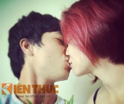 Lo anh Cong Phuong hon Hoa Minzy gay soc