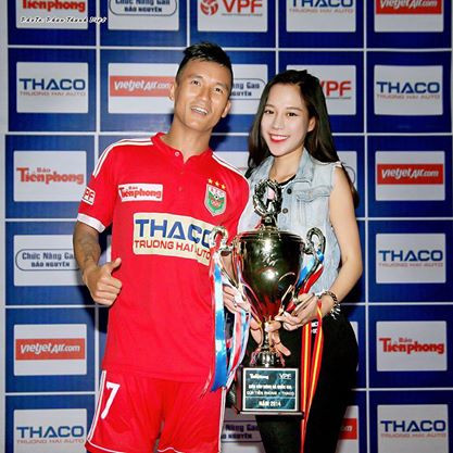 Tiến Thành và Trà My quen biết và gắn bó với nhau từ khoảng 2 năm trước. Lúc này tuyển thủ U23, và tuyển quốc gia Việt Nam Mai Tiến Thành vẫn thi đấu trong màu áo CLB Ninh Bình.