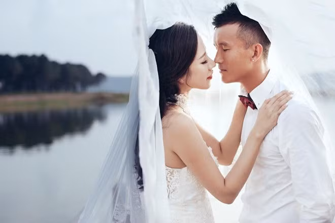  Vợ sắp cưới của Mai Tiến Thành là người đẹp Đậu Trà My, người được biết đến ít nhiều bởi nhan sắc, các mối quan hệ và cả tài kinh doanh. 