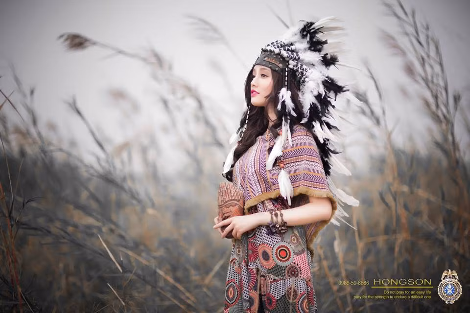 Sẵn gương mặt xinh đẹp, ngoại hình chuẩn, kết hợp với trang phục mang phong cách lạ... Ngân Búng tạo nên một hình ảnh vừa mới lạ, vừa rất quyến rũ. 