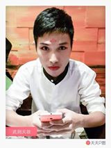  Không chỉ các hot girl, cô gái trẻ thích thú với phong trào này. Nhiều chàng thanh niên cũng gây sốc, chơi trội với làn da trắng nõn nà, đôi mắt được tỉa tót kỹ càng cùng dấu ấn trên trán, tạo hình giống Võ Tắc Thiên.