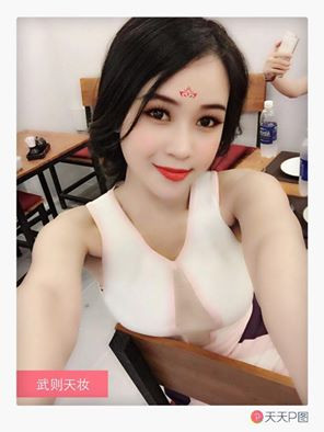  Các hot girl như Pé Sam, Kelly Nguyễn, Tâm Tít, Sa Lim... mới đây đồng loạt khoe lên mạng bức ảnh "tự sướng" có tạo hình, cách trang điểm giống Võ Tắc Thiên. 