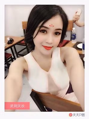  Các hot girl như Pé Sam, Kelly Nguyễn, Tâm Tít, Sa Lim... mới đây đồng loạt khoe lên mạng bức ảnh "tự sướng" có tạo hình, cách trang điểm giống Võ Tắc Thiên. 