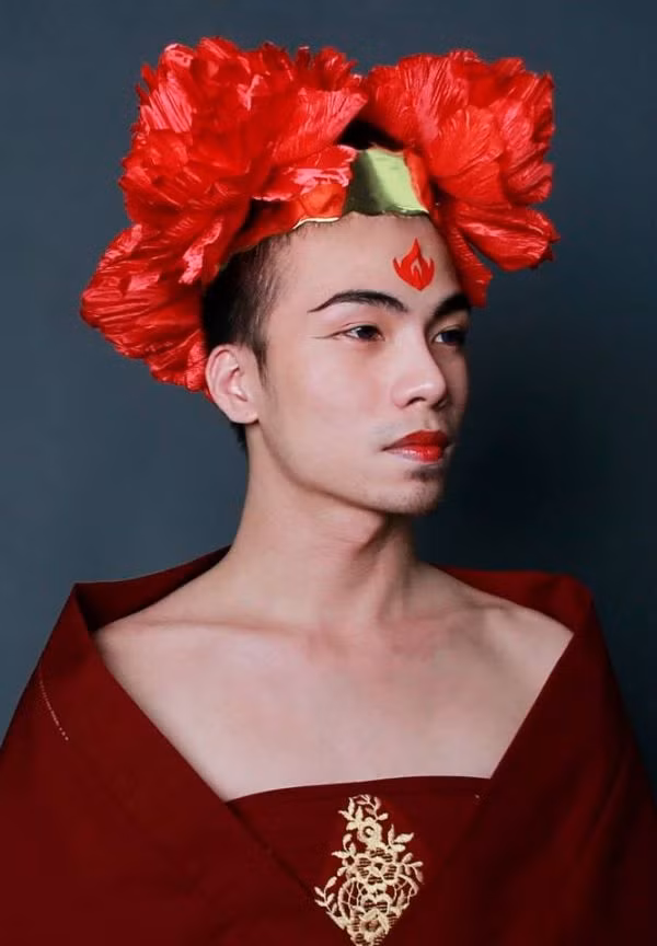 Ngoài việc dùng ứng dụng trên di động, nhiều bạn trẻ, hot girl, hot boy cũng đầu tư công phu về đạo cụ, trang phục chụp ảnh cùng tạo hình ấn tượng của Võ Tắc Thiên. Tuy nhiên một số sự đầu tư lại phản tác dụng. Kenny Sang đến bây giờ vẫn bị bêu rếu, ném đá không ngừng sau loạt ảnh hóa thân thành Võ Tắc Thiên bị nhiều người cho là quá lố của mình.