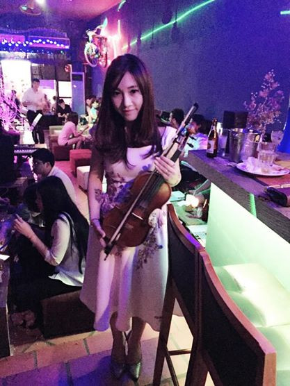 Cô gái có gương mặt giấu tuổi này đã có 5 năm học violin tại Nhạc viện Huế và tốt nghiệp với số điểm gần tối đa.