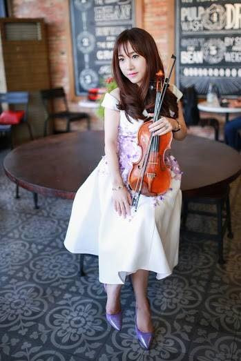 Theo chia sẻ của Phương Hường, số tiền khách tip cho các màn biểu diễn trên đường phố được cô dành quyên góp, ủng hộ trẻ em nghèo, mồ côi hoặc gửi vào chùa.