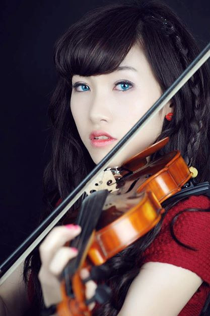 Ngoài niềm đam mê và công việc chính liên quan đến âm nhạc, Phương Hường còn là một bà chủ trẻ, kiếm tiền rất giỏi. Yêu thích việc làm đẹp, cô gái trẻ vừa dạy nhạc vừa kinh doanh, bán lens qua mạng và cũng có một cửa hàng nhỏ tại Hà Nội.