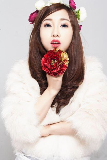 Trong những shot hình này, các khách hàng có thể thấy Phương Hường giữ được nét tươi trẻ, gương mặt xinh xắn, dễ nhìn và đầy vẻ quyến rũ.