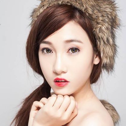 Bà chủ trẻ xinh đẹp thường làm người mẫu giới thiệu cho chính những sản phẩm lens của mình.