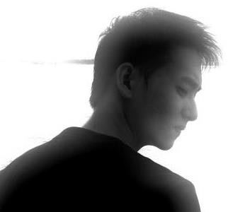 Vẻ đẹp trai, giọng hát hay và cách nói chuyện có duyên của Benjamin Cheah đã đốn gục không ít fan nữ. Cũng từ việc quá yêu thích chàng hot boy cảnh sát mà các cô gái cũng vướng phải những rắc rối hài hước và rất đáng yêu...