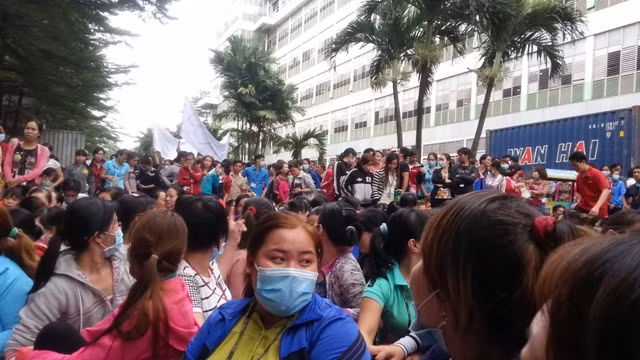 Hon 5000 cong nhan ngung viec phan doi thuong Tet beo