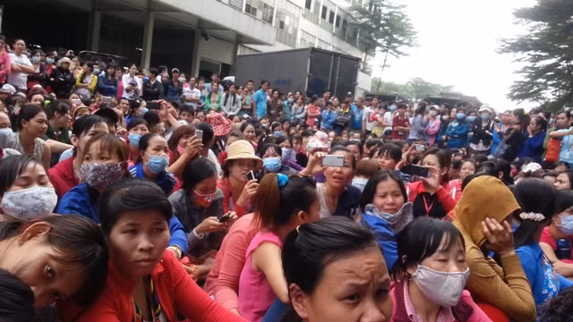 Hon 5000 cong nhan ngung viec phan doi thuong Tet beo-Hinh-2