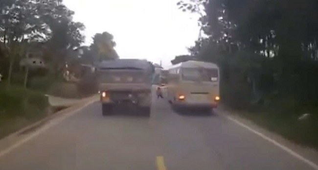 Đi qua đường để vào nhà, bé gái bị xe tải tông tử vong Di qua duong de vao nha, be gai bi xe tai tong tu vong