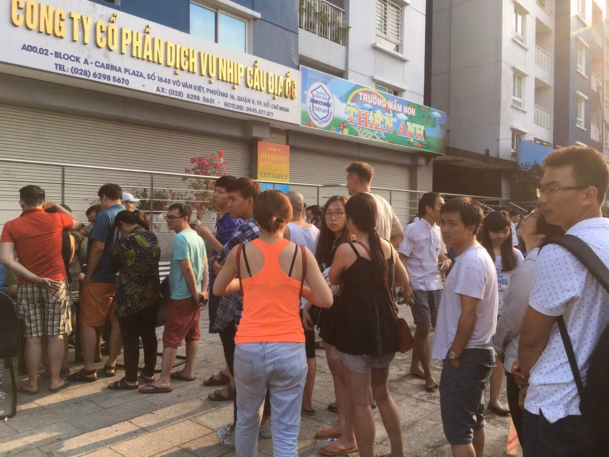 Chay chung cu Carina Plaza: Nguoi dan ke lai giay phut khung khiep nhat