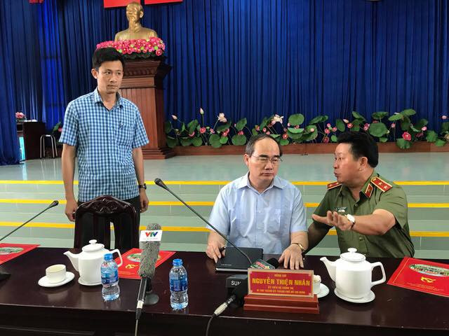 Bí thư Nguyễn Thiện Nhân trong cuộc họp báo khẩn.