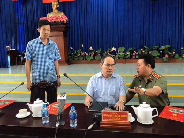 Bí thư Nguyễn Thiện Nhân trong cuộc họp báo khẩn.