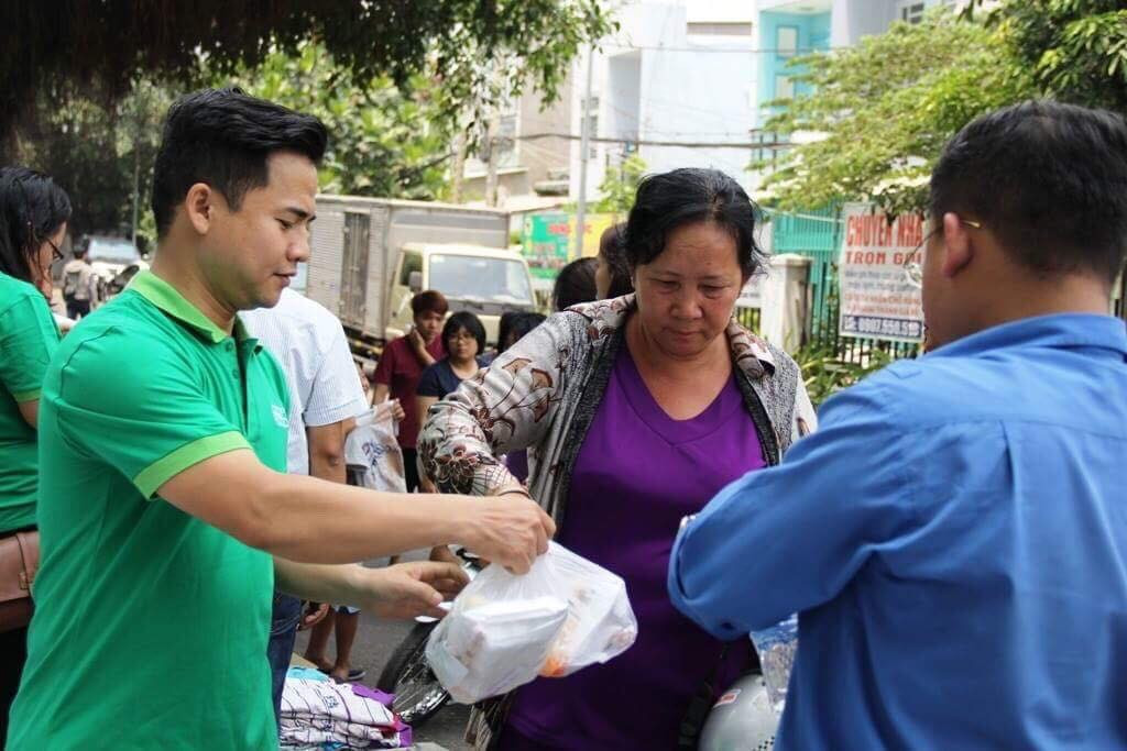 Lực lượng chức năng vẫn phong tỏa hiện trường cháy chung cư Carina Plaza. Chưa được trở lại nhà, người dân phải nghỉ tạm ở khu nhà đang thi công đối điện, các chung cư B, C bên cạnh, số khác di tản nơi khác hoặc đi thuê khách sạn.