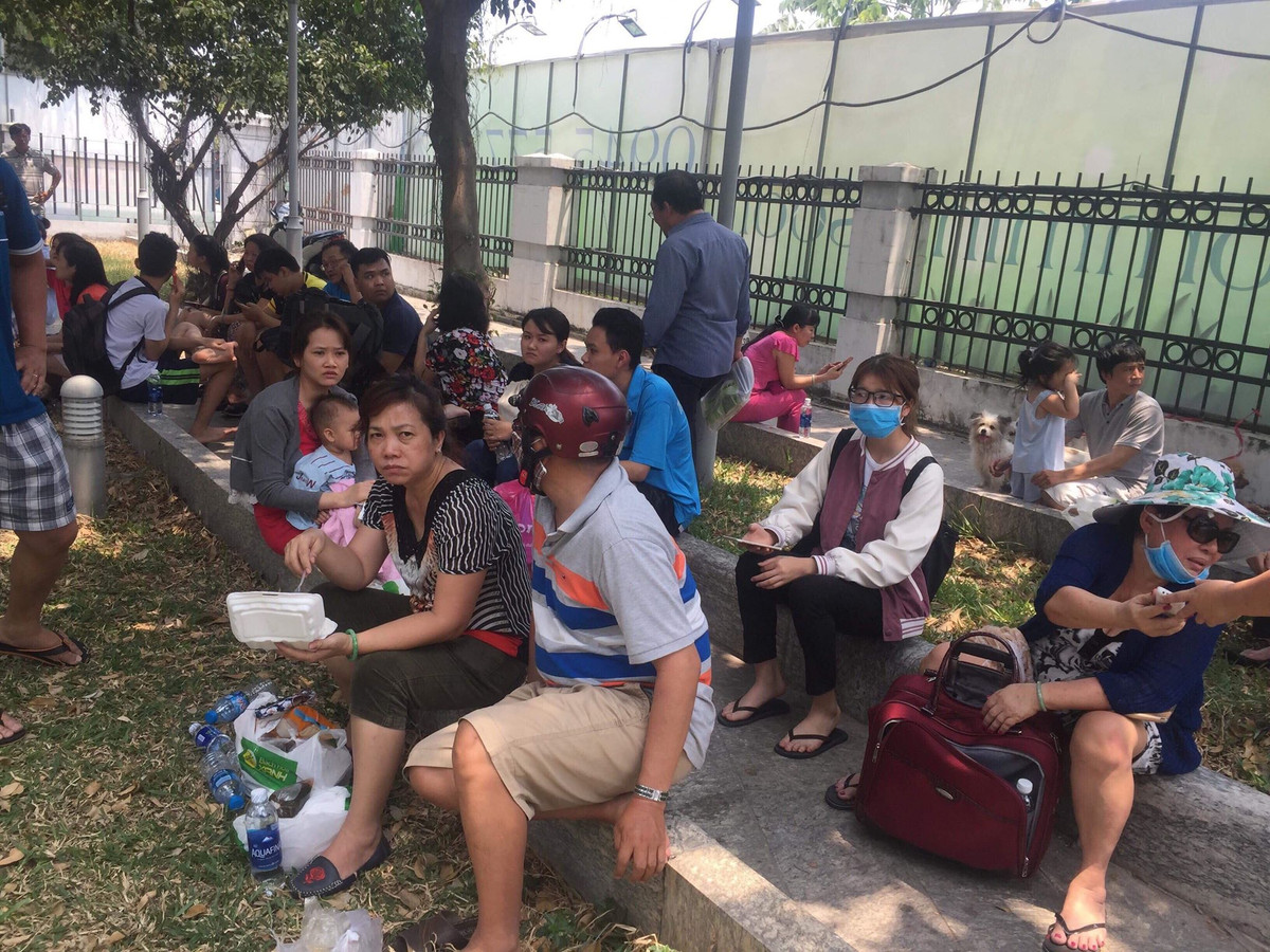 Ghi nhận của PV Kiến Thức, hàng trăm xuất ăn , nước uống miễn phí đã được những người sống lân cận nấu phục vụ những hàng xóm không may ngay tại hiện trường vụ cháy.