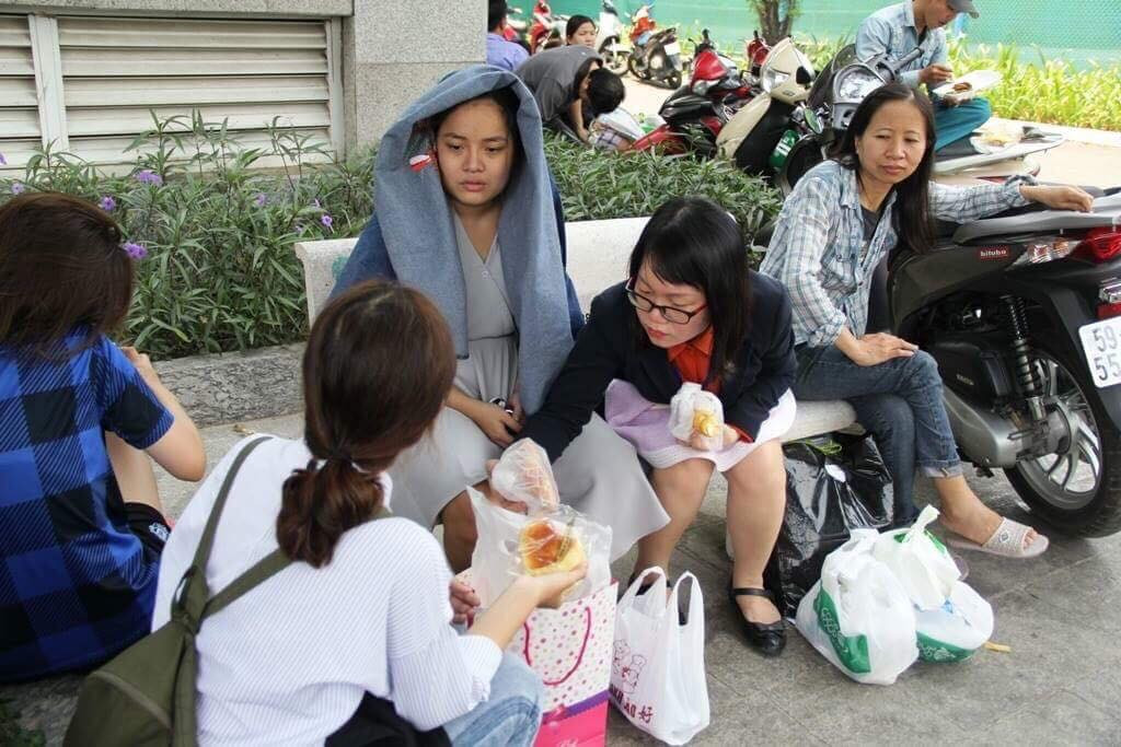 Một trung tâm thương mại nằm trong khu chung cư và căngtin chung cư cũng phát đồ ăn, nước uống miễn phí cho người dân.