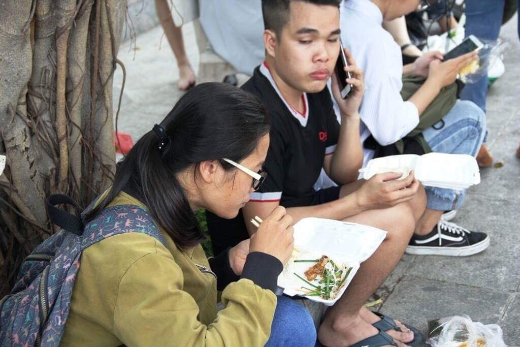 "Mong bà con ăn một chút lấy lại sức khỏe. Giờ đau thương quá mình ngồi yên cũng không đặng", một người tốt bụng chia sẻ.