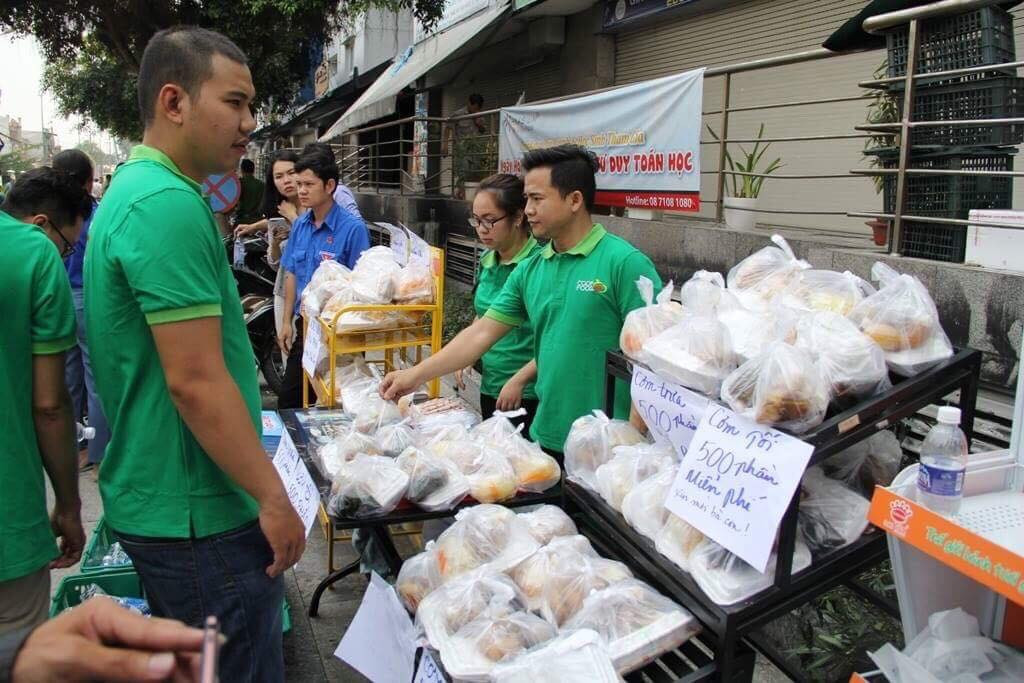 Các thanh niên tình nguyện cũng có mặt phát cơm chay, nước uống, sữa và hỗ trợ dân.