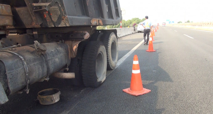 Chiếc xe ben đã được 1 xe cứu hộ di chuyển đi sửa chữa khắc phục.