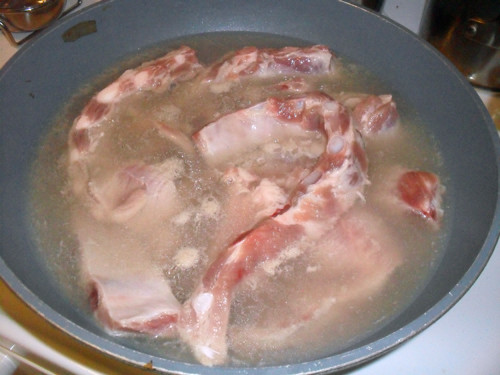 Bạn có thể luộc sườn trước khi nướng. Với cách này, bạn vừa tiết kiệm được thời gian nướng, món sườn lại mềm hơn.