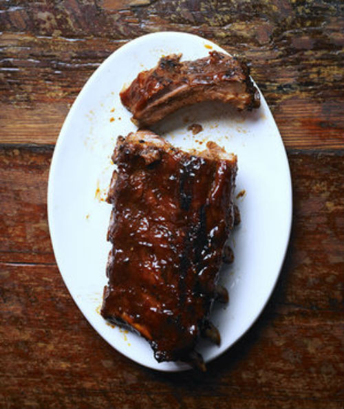 Khi nấu sườn heo, nhiều người có thói quen lọc hết lớp mỡ dính trên sườn. Tuy nhiên, thay vì cắt bỏ mỡ hoặc sau khi nấu, hãy để lớp mỡ này áp xuống chảo. Miếng sườn sẽ trở nên giòn, ăn rất ngon.