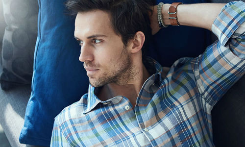 Với sơ mi kẻ caro, các chỉ cần kết hợp với quần jean tối màu là có ngay một set đồ vừa có thể đi làm, vừa đi chơi.