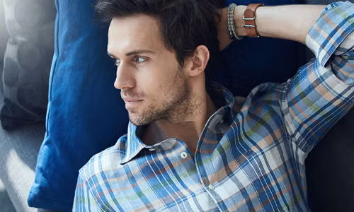 Với sơ mi kẻ caro, các chỉ cần kết hợp với quần jean tối màu là có ngay một set đồ vừa có thể đi làm, vừa đi chơi.