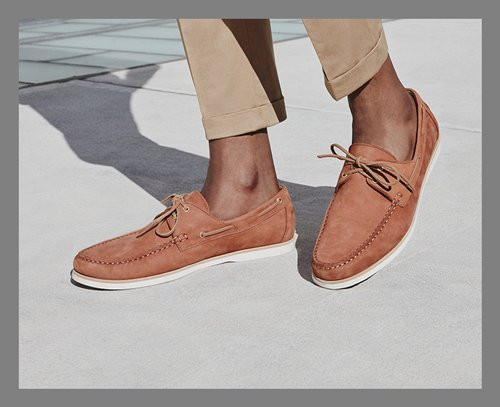 Hoặc các chàng có thể chọn mẫu giày không tất như boat shoes (giày đi biển).