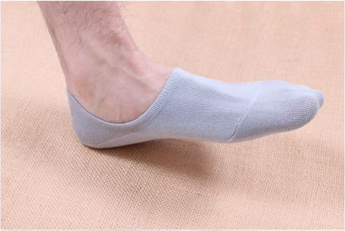 Nếu phải kết hợp với tất, tốt nhất bạn nên chọn kiểu dáng tất nửa bàn chân thoáng mát. Bạn sẽ không phải lo lắng giày bị ẩm ướt vì mồ hôi chân nữa.