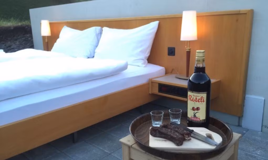 Khách đến đây sẽ được tiếp đón và phục vụ chu đáo. Trong ảnh là rượu Röteli và xúc xích phục vụ quý khách.