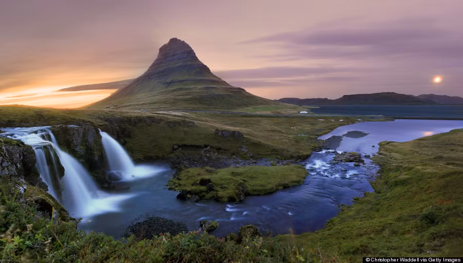 Cao 460 mét, núi Kirkjufell là biểu tượng của đất nước Iceland. Đây cũng là địa điểm được chụp ảnh nhiều nhất nước này.
