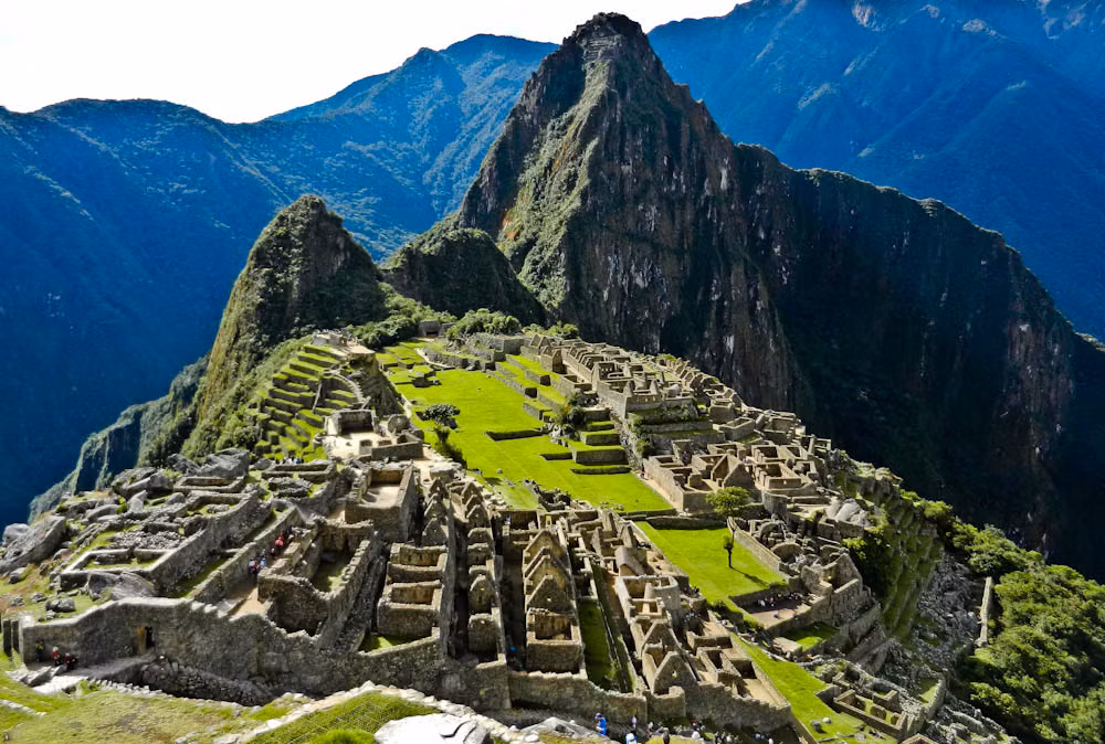 Với độ cao 2.700 mét, núi Huayna Picchu, Peru là địa điểm thích hợp để ngắm nhìn tàn tích Inca.