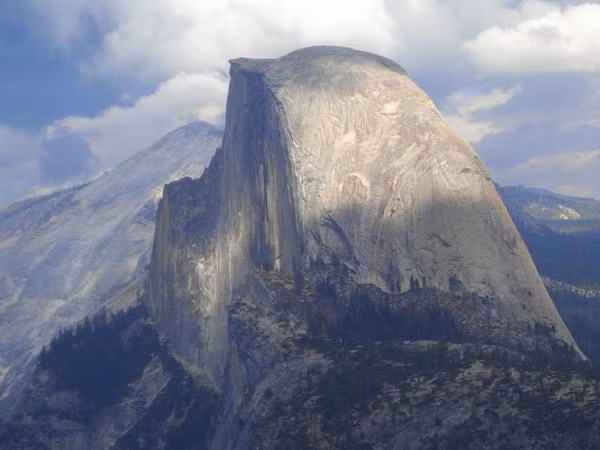 Nổi tiếng với hình dáng riêng biệt, ngọn núi đá Half Dome, California cao hơn 2.000 mét luôn có sức cuốn hút với những ai muốn chinh phục độ cao.