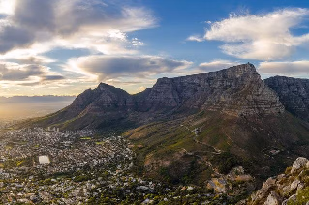 Núi Bàn được chọn là hình ảnh biểu tượng của Nam Phi. Ngọn núi độc đáo bởi đỉnh bằng phẳng dài khoảng 3km.